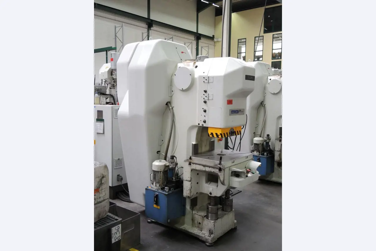 Chapas metálicas e máquinas para trabalhar metais<br><font size="2">Colaboração com Hilco Industrial Acquisitions bv</font><br><img src="/images/hil.png"><br>-6