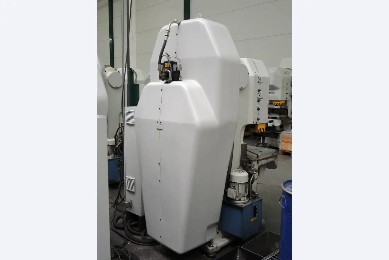 Chapas metálicas e máquinas para trabalhar metais<br><font size="2">Colaboração com Hilco Industrial Acquisitions bv</font><br><img src="/images/hil.png"><br>-7