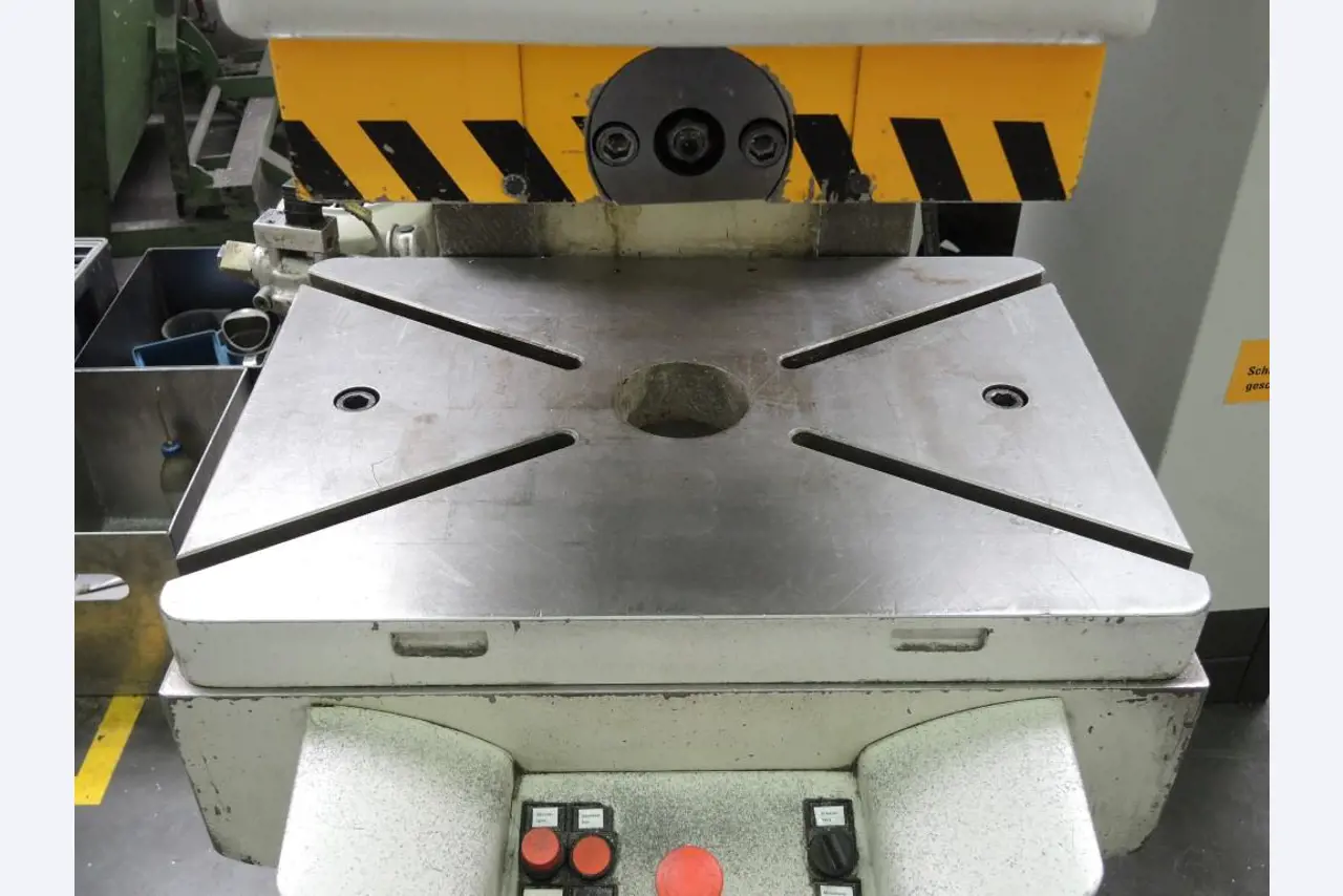 Chapas metálicas e máquinas para trabalhar metais<br><font size="2">Colaboração com Hilco Industrial Acquisitions bv</font><br><img src="/images/hil.png"><br>-8