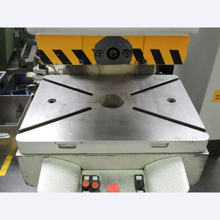 Chapas metálicas e máquinas para trabalhar metais<br><font size="2">Colaboração com Hilco Industrial Acquisitions bv</font><br><img src="/images/hil.png"><br>-8