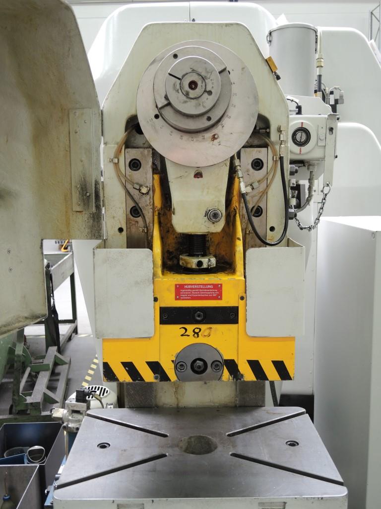 Chapas metálicas e máquinas para trabalhar metais<br><font size="2">Colaboração com Hilco Industrial Acquisitions bv</font><br><img src="/images/hil.png"><br>-9