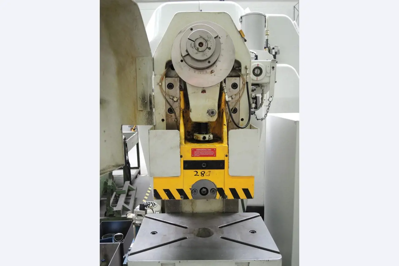 Chapas metálicas e máquinas para trabalhar metais<br><font size="2">Colaboração com Hilco Industrial Acquisitions bv</font><br><img src="/images/hil.png"><br>-9