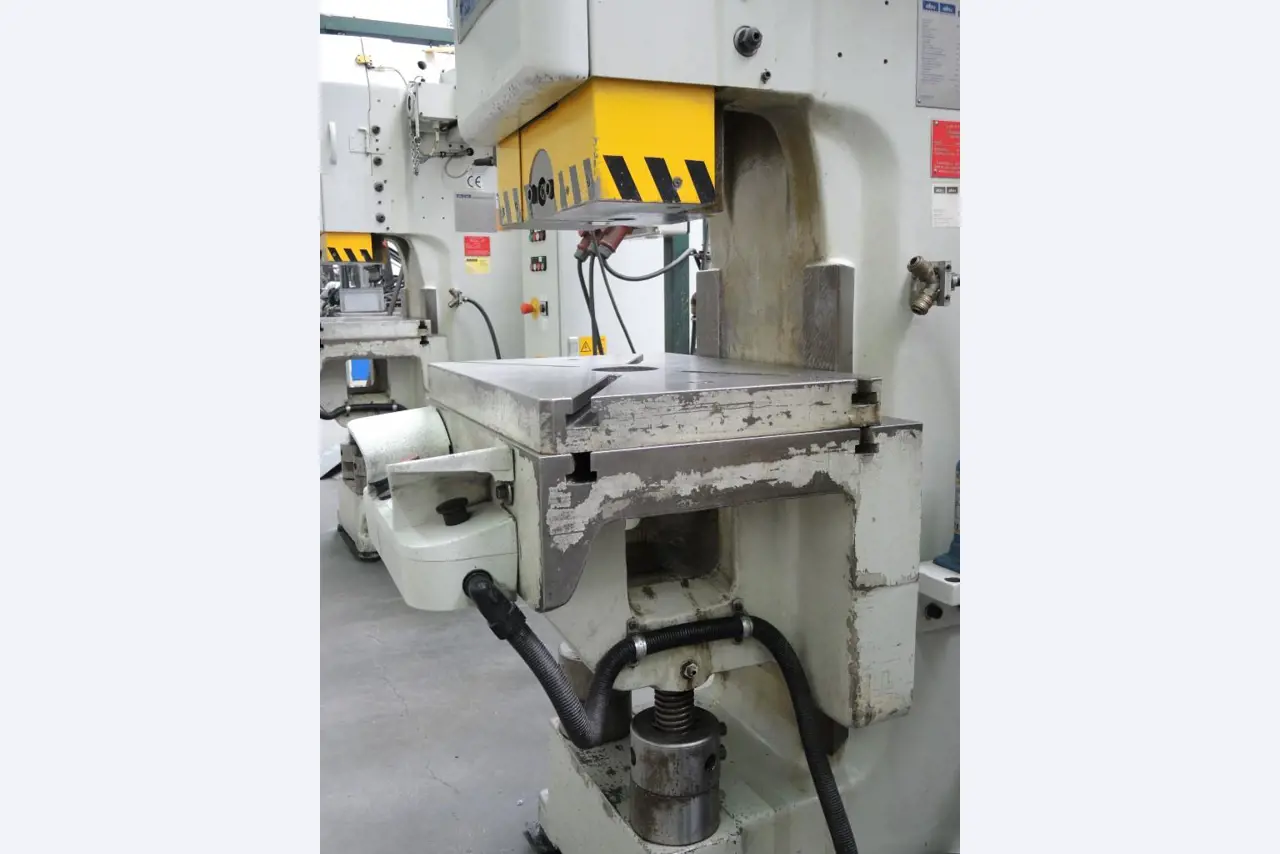 Chapas metálicas e máquinas para trabalhar metais<br><font size="2">Colaboração com Hilco Industrial Acquisitions bv</font><br><img src="/images/hil.png"><br>-10