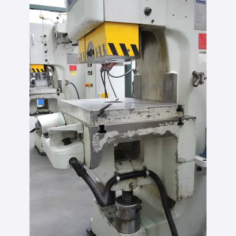 Chapas metálicas e máquinas para trabalhar metais<br><font size="2">Colaboração com Hilco Industrial Acquisitions bv</font><br><img src="/images/hil.png"><br>-10