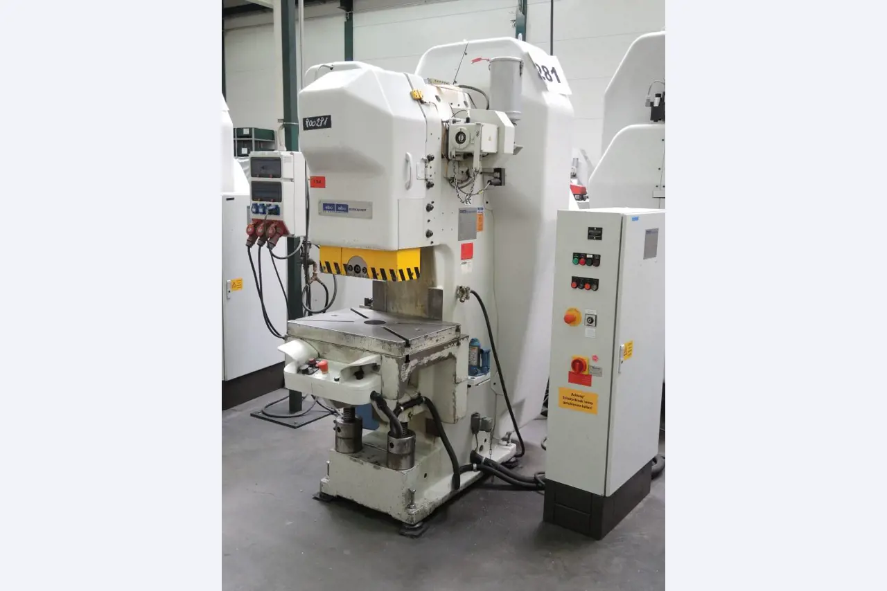 Chapas metálicas e máquinas para trabalhar metais<br><font size="2">Colaboração com Hilco Industrial Acquisitions bv</font><br><img src="/images/hil.png"><br>-1