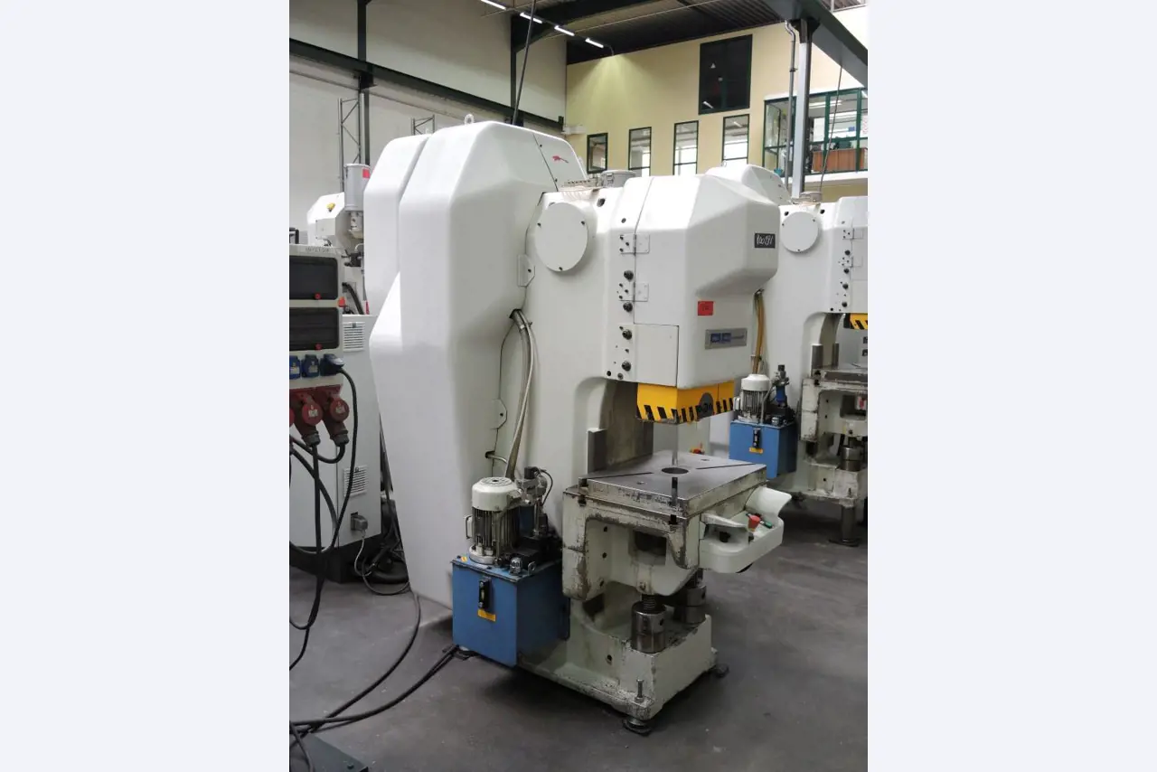 Chapas metálicas e máquinas para trabalhar metais<br><font size="2">Colaboração com Hilco Industrial Acquisitions bv</font><br><img src="/images/hil.png"><br>-6