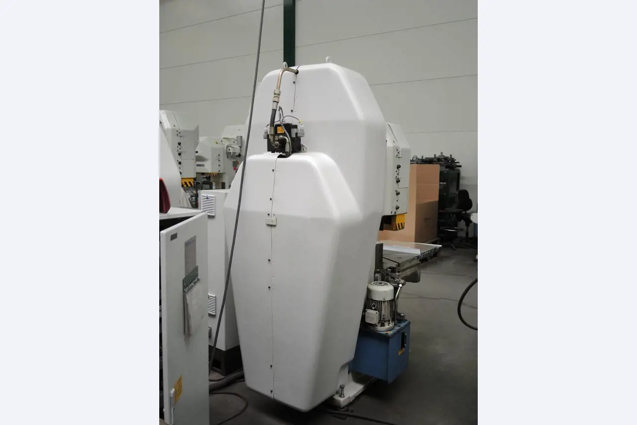 Chapas metálicas e máquinas para trabalhar metais<br><font size="2">Colaboração com Hilco Industrial Acquisitions bv</font><br><img src="/images/hil.png"><br>-7