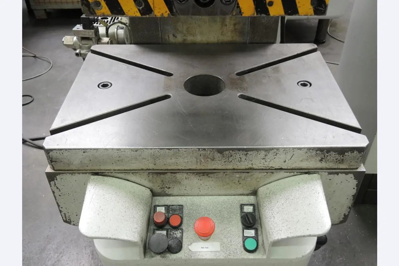 Chapas metálicas e máquinas para trabalhar metais<br><font size="2">Colaboração com Hilco Industrial Acquisitions bv</font><br><img src="/images/hil.png"><br>-8