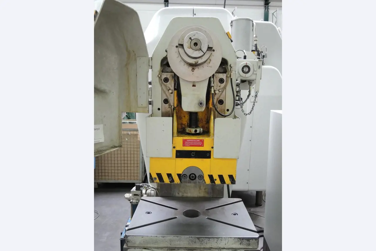 Chapas metálicas e máquinas para trabalhar metais<br><font size="2">Colaboração com Hilco Industrial Acquisitions bv</font><br><img src="/images/hil.png"><br>-9