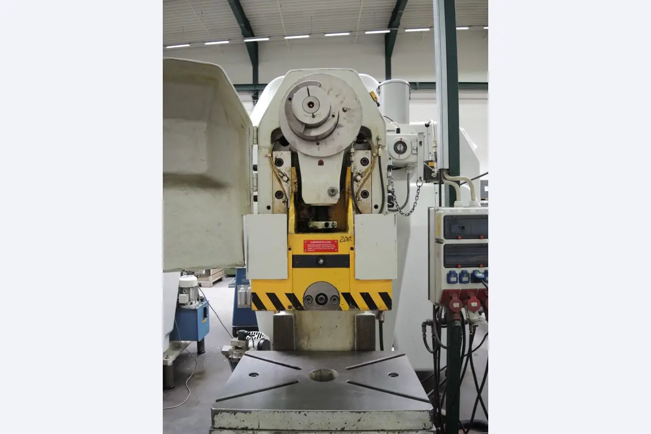 Chapas metálicas e máquinas para trabalhar metais<br><font size="2">Colaboração com Hilco Industrial Acquisitions bv</font><br><img src="/images/hil.png"><br>-11