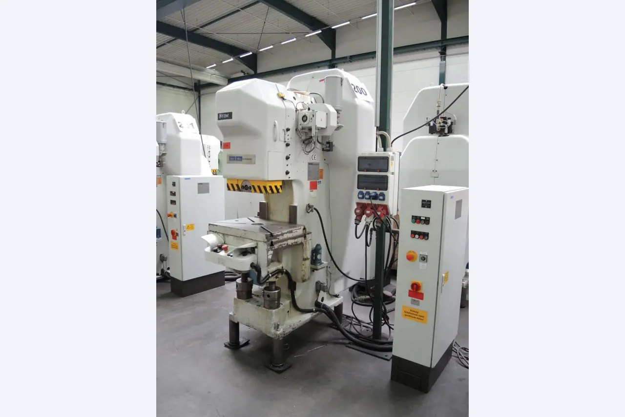 Chapas metálicas e máquinas para trabalhar metais<br><font size="2">Colaboração com Hilco Industrial Acquisitions bv</font><br><img src="/images/hil.png"><br>-1