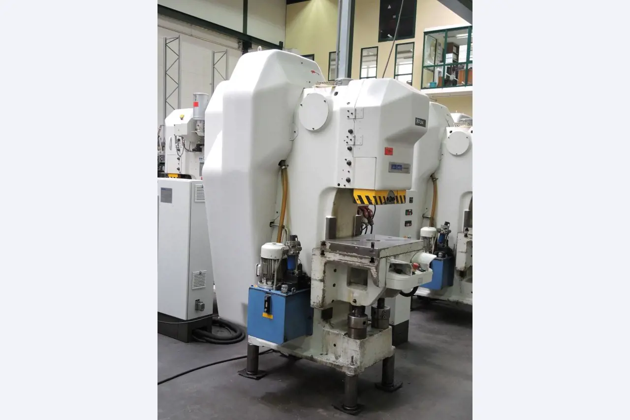 Chapas metálicas e máquinas para trabalhar metais<br><font size="2">Colaboração com Hilco Industrial Acquisitions bv</font><br><img src="/images/hil.png"><br>-6