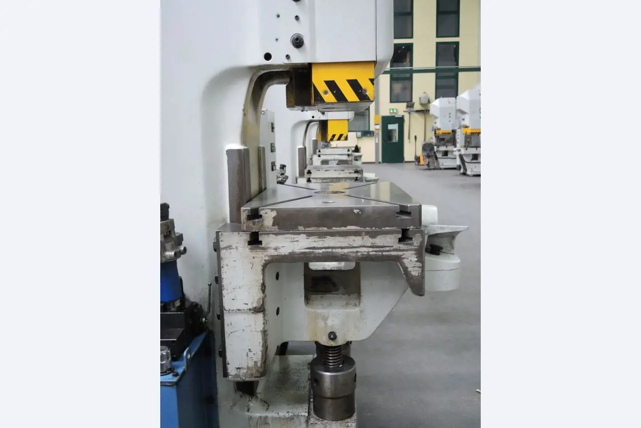 Chapas metálicas e máquinas para trabalhar metais<br><font size="2">Colaboração com Hilco Industrial Acquisitions bv</font><br><img src="/images/hil.png"><br>-8