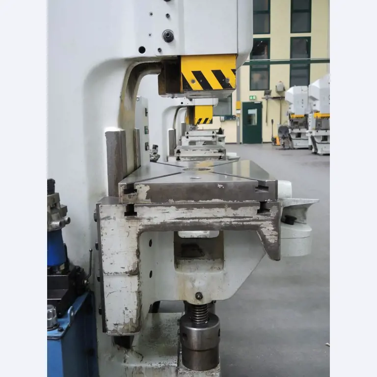 Chapas metálicas e máquinas para trabalhar metais<br><font size="2">Colaboração com Hilco Industrial Acquisitions bv</font><br><img src="/images/hil.png"><br>-8