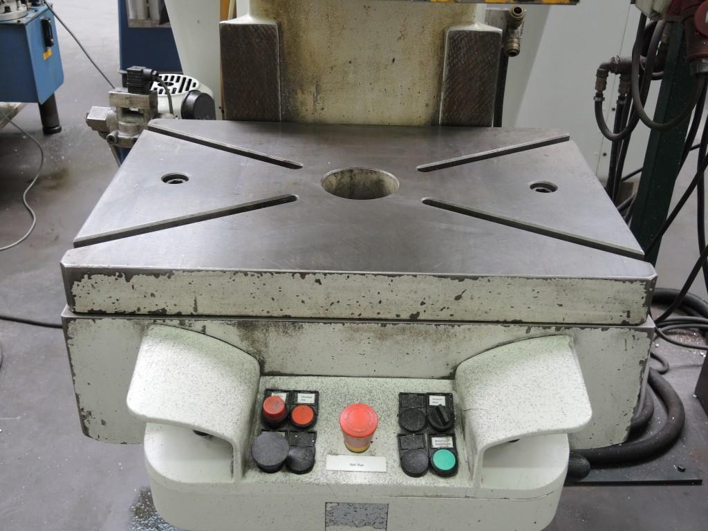 Chapas metálicas e máquinas para trabalhar metais<br><font size="2">Colaboração com Hilco Industrial Acquisitions bv</font><br><img src="/images/hil.png"><br>-9