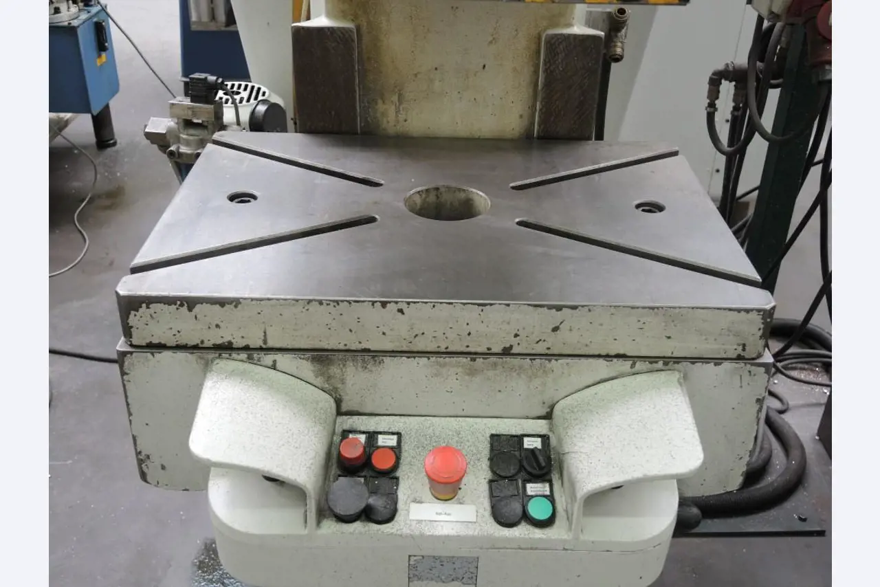 Chapas metálicas e máquinas para trabalhar metais<br><font size="2">Colaboração com Hilco Industrial Acquisitions bv</font><br><img src="/images/hil.png"><br>-9