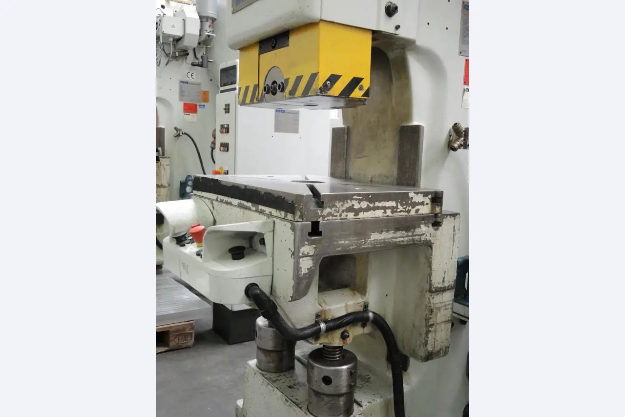 Chapas metálicas e máquinas para trabalhar metais<br><font size="2">Colaboração com Hilco Industrial Acquisitions bv</font><br><img src="/images/hil.png"><br>-10