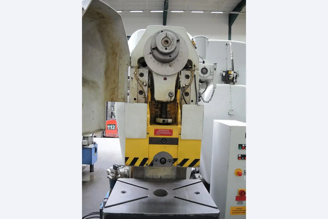 Chapas metálicas e máquinas para trabalhar metais<br><font size="2">Colaboração com Hilco Industrial Acquisitions bv</font><br><img src="/images/hil.png"><br>-11