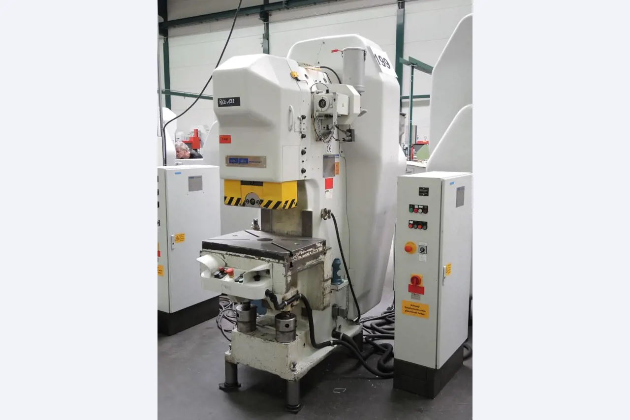 Chapas metálicas e máquinas para trabalhar metais<br><font size="2">Colaboração com Hilco Industrial Acquisitions bv</font><br><img src="/images/hil.png"><br>-1