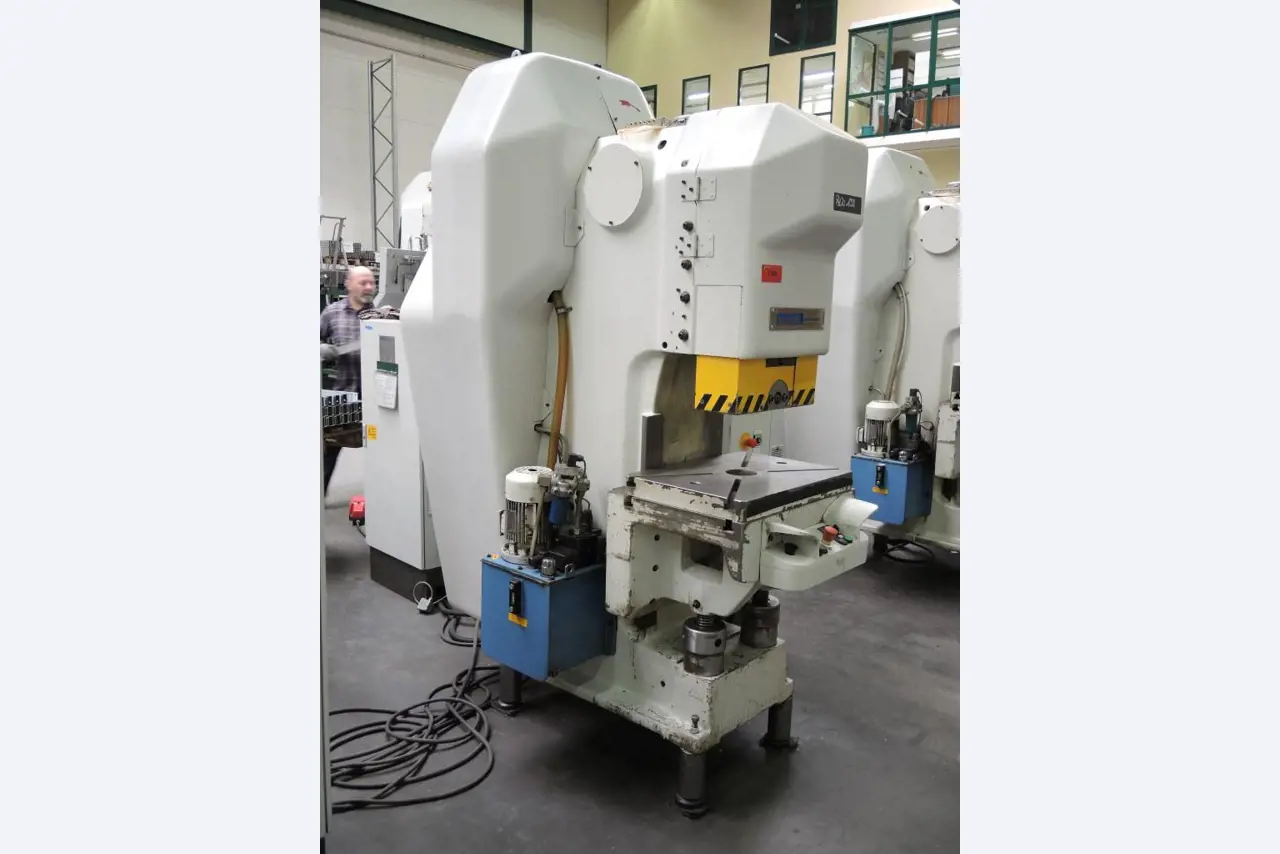 Chapas metálicas e máquinas para trabalhar metais<br><font size="2">Colaboração com Hilco Industrial Acquisitions bv</font><br><img src="/images/hil.png"><br>-6