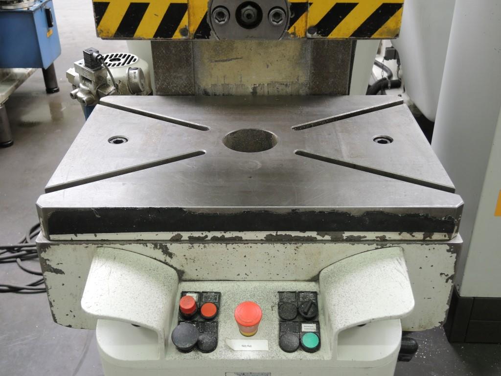 Chapas metálicas e máquinas para trabalhar metais<br><font size="2">Colaboração com Hilco Industrial Acquisitions bv</font><br><img src="/images/hil.png"><br>-9