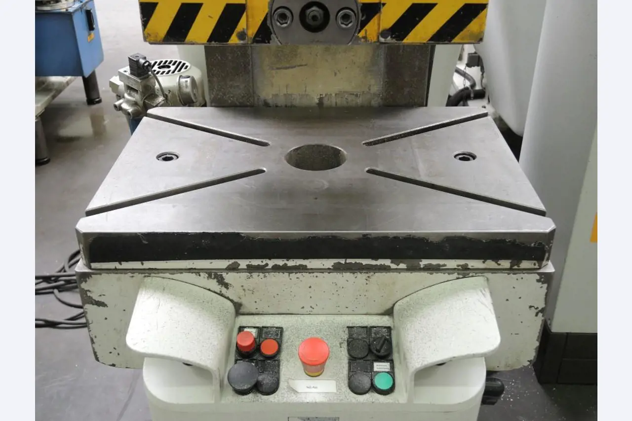 Chapas metálicas e máquinas para trabalhar metais<br><font size="2">Colaboração com Hilco Industrial Acquisitions bv</font><br><img src="/images/hil.png"><br>-9