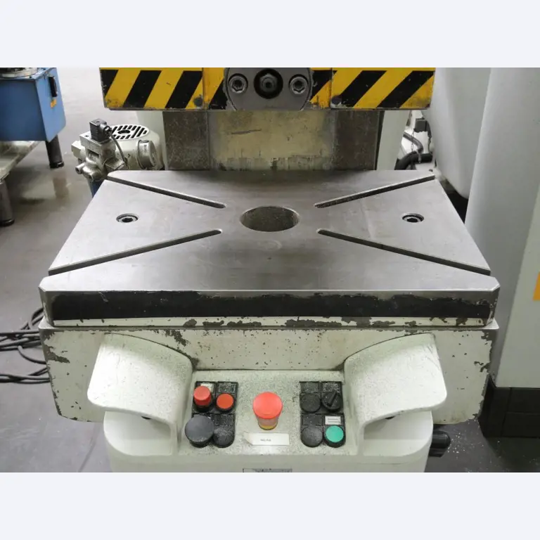 Chapas metálicas e máquinas para trabalhar metais<br><font size="2">Colaboração com Hilco Industrial Acquisitions bv</font><br><img src="/images/hil.png"><br>-9