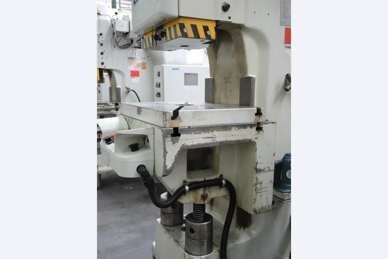 Chapas metálicas e máquinas para trabalhar metais<br><font size="2">Colaboração com Hilco Industrial Acquisitions bv</font><br><img src="/images/hil.png"><br>-10