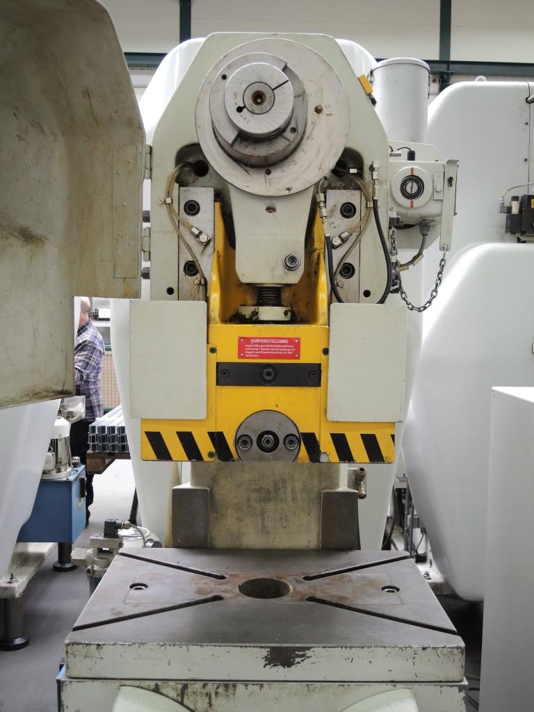 Chapas metálicas e máquinas para trabalhar metais<br><font size="2">Colaboração com Hilco Industrial Acquisitions bv</font><br><img src="/images/hil.png"><br>-12