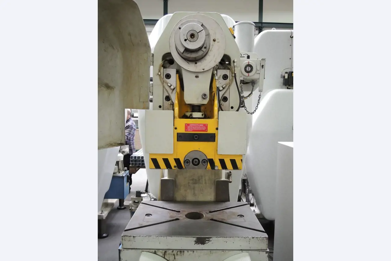 Chapas metálicas e máquinas para trabalhar metais<br><font size="2">Colaboração com Hilco Industrial Acquisitions bv</font><br><img src="/images/hil.png"><br>-12