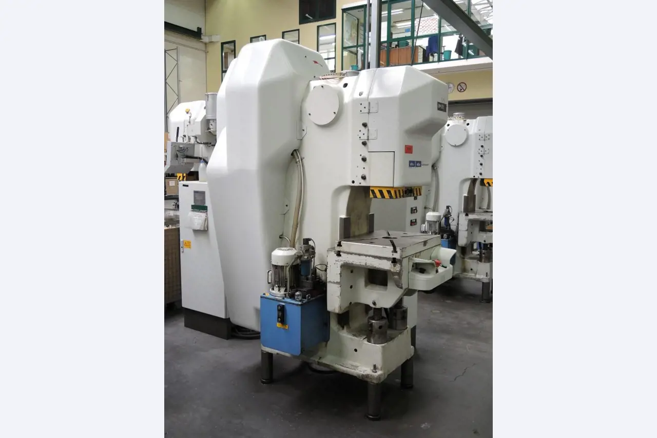 Chapas metálicas e máquinas para trabalhar metais<br><font size="2">Colaboração com Hilco Industrial Acquisitions bv</font><br><img src="/images/hil.png"><br>-6