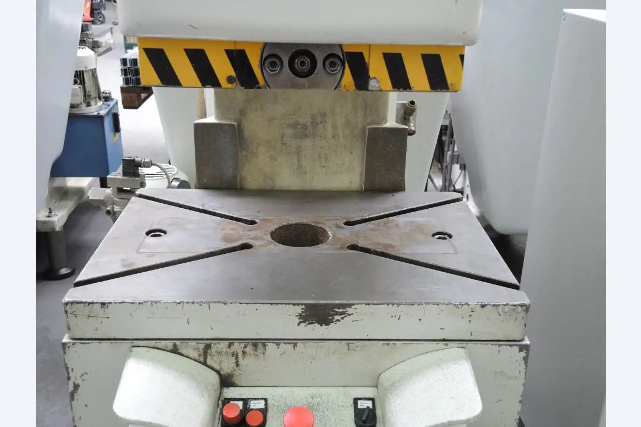 Chapas metálicas e máquinas para trabalhar metais<br><font size="2">Colaboração com Hilco Industrial Acquisitions bv</font><br><img src="/images/hil.png"><br>-8