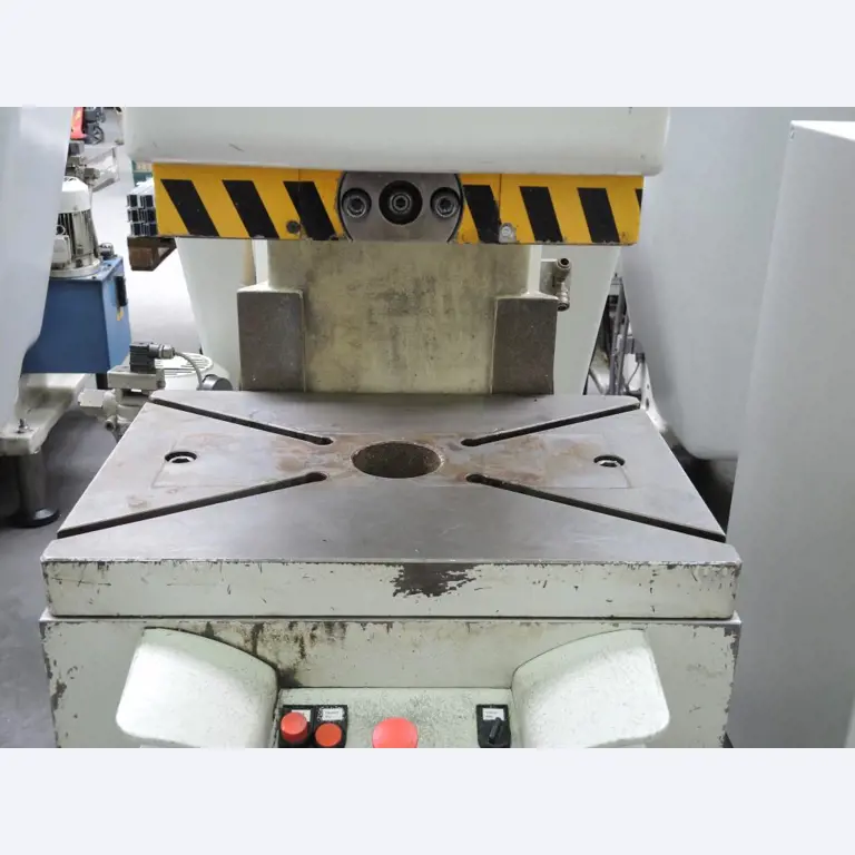 Chapas metálicas e máquinas para trabalhar metais<br><font size="2">Colaboração com Hilco Industrial Acquisitions bv</font><br><img src="/images/hil.png"><br>-8