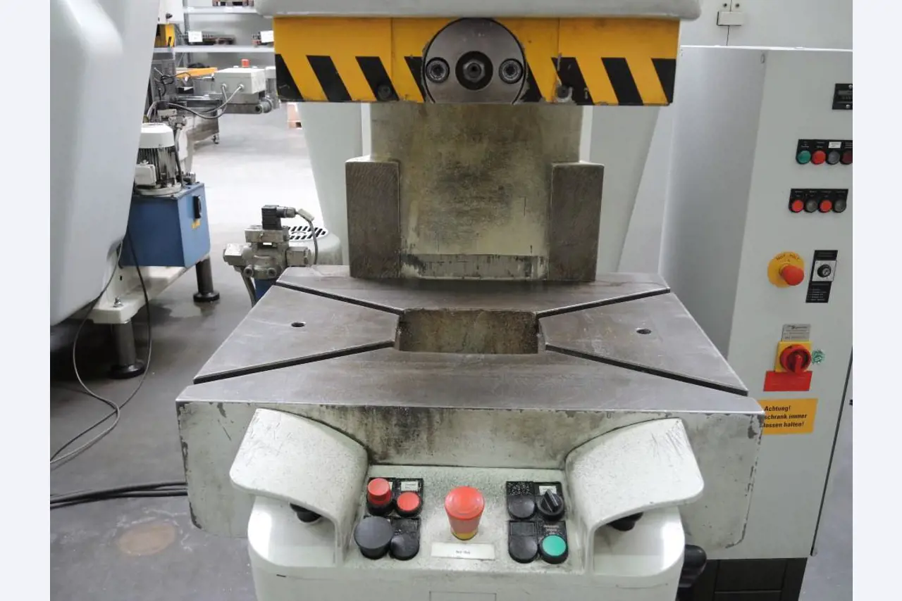 Chapas metálicas e máquinas para trabalhar metais<br><font size="2">Colaboração com Hilco Industrial Acquisitions bv</font><br><img src="/images/hil.png"><br>-10