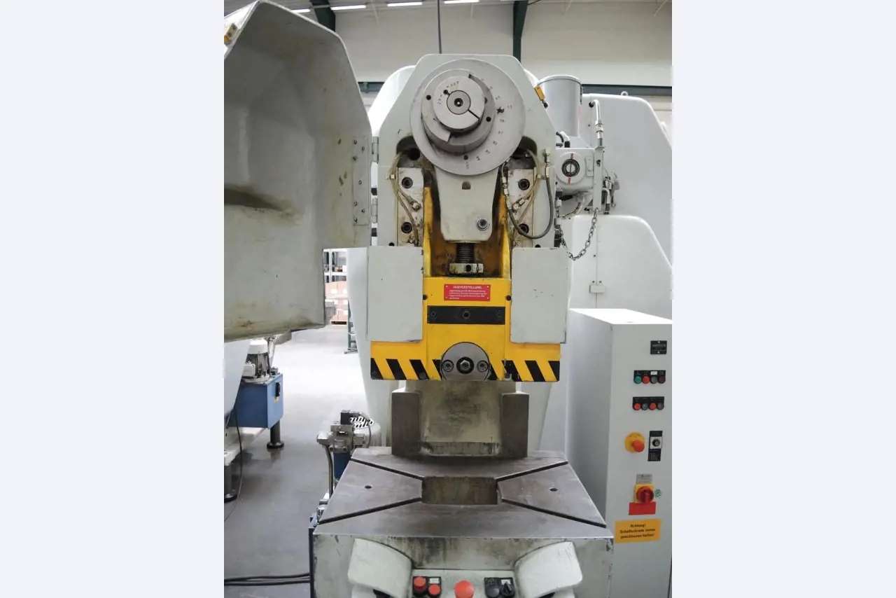 Chapas metálicas e máquinas para trabalhar metais<br><font size="2">Colaboração com Hilco Industrial Acquisitions bv</font><br><img src="/images/hil.png"><br>-13