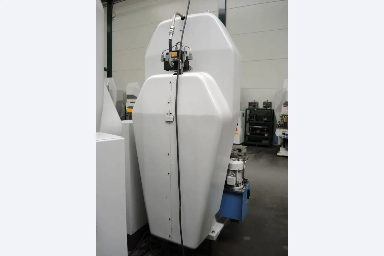 Chapas metálicas e máquinas para trabalhar metais<br><font size="2">Colaboração com Hilco Industrial Acquisitions bv</font><br><img src="/images/hil.png"><br>-2