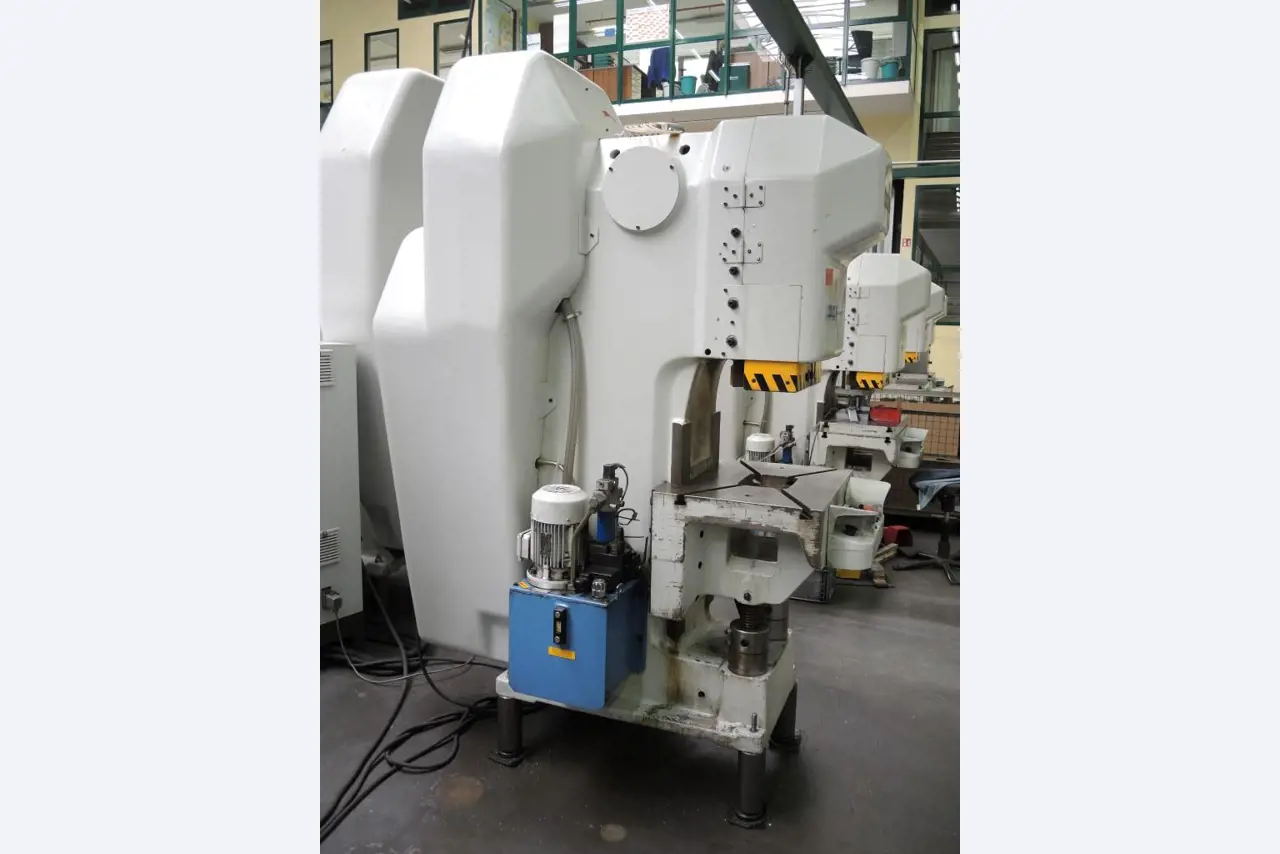 Chapas metálicas e máquinas para trabalhar metais<br><font size="2">Colaboração com Hilco Industrial Acquisitions bv</font><br><img src="/images/hil.png"><br>-7