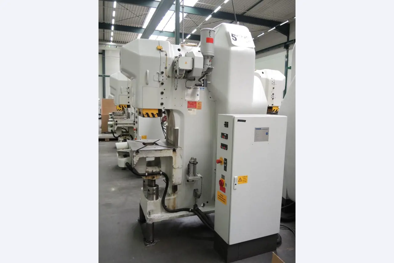 Chapas metálicas e máquinas para trabalhar metais<br><font size="2">Colaboração com Hilco Industrial Acquisitions bv</font><br><img src="/images/hil.png"><br>-8