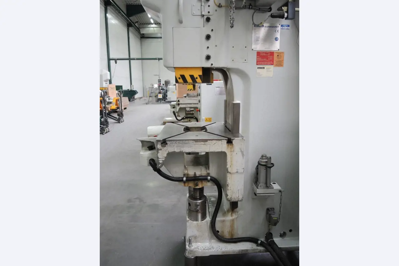 Chapas metálicas e máquinas para trabalhar metais<br><font size="2">Colaboração com Hilco Industrial Acquisitions bv</font><br><img src="/images/hil.png"><br>-9