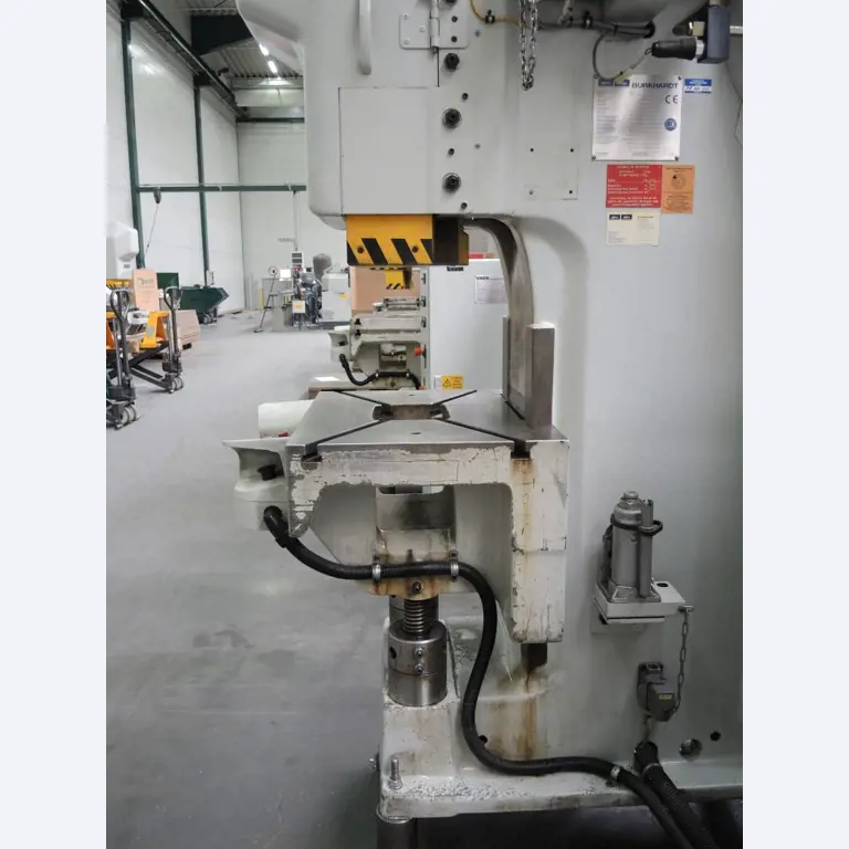 Chapas metálicas e máquinas para trabalhar metais<br><font size="2">Colaboração com Hilco Industrial Acquisitions bv</font><br><img src="/images/hil.png"><br>-9