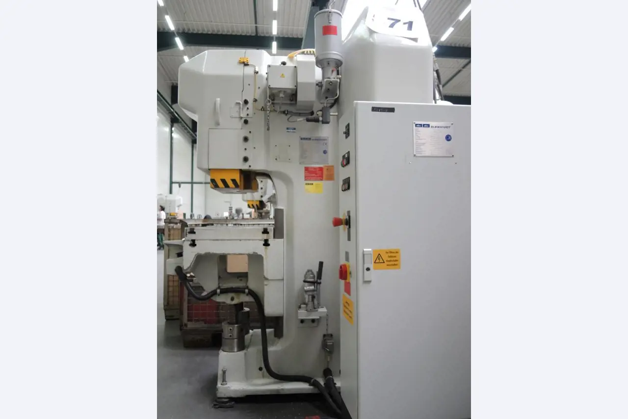 Chapas metálicas e máquinas para trabalhar metais<br><font size="2">Colaboração com Hilco Industrial Acquisitions bv</font><br><img src="/images/hil.png"><br>-4