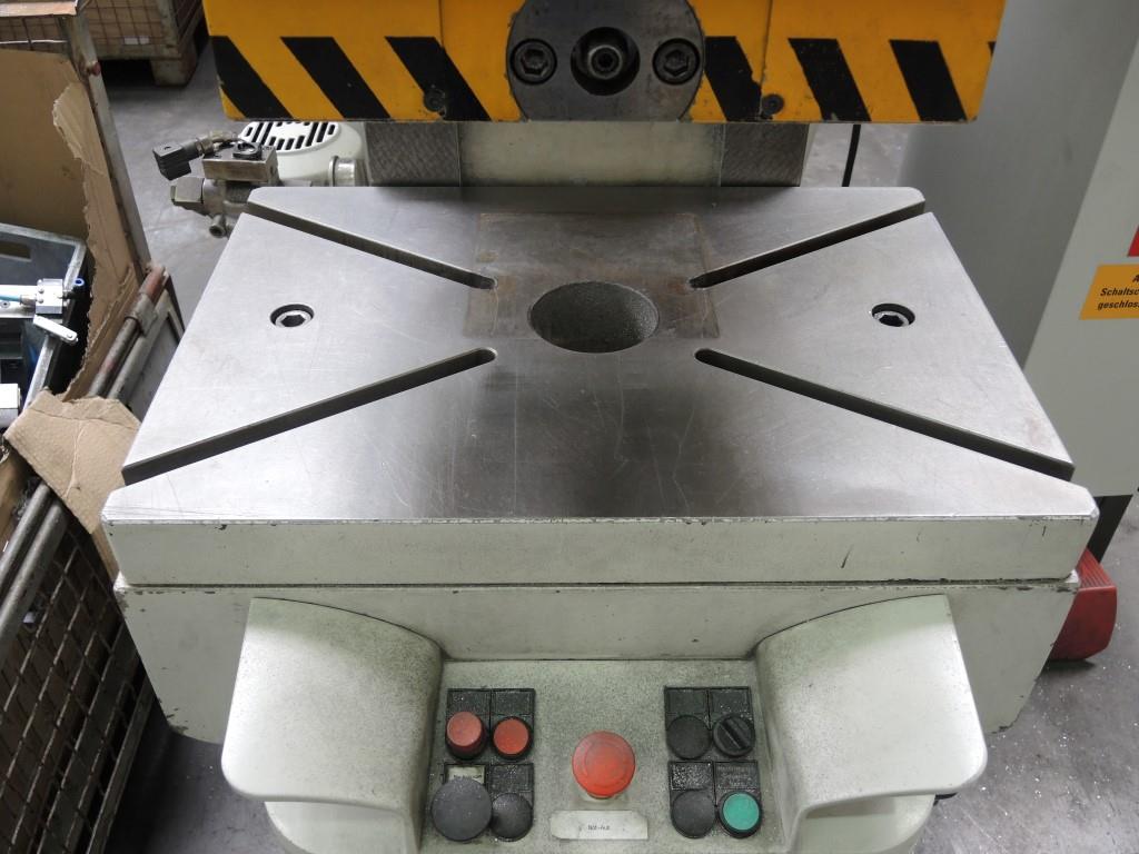 Chapas metálicas e máquinas para trabalhar metais<br><font size="2">Colaboração com Hilco Industrial Acquisitions bv</font><br><img src="/images/hil.png"><br>-5