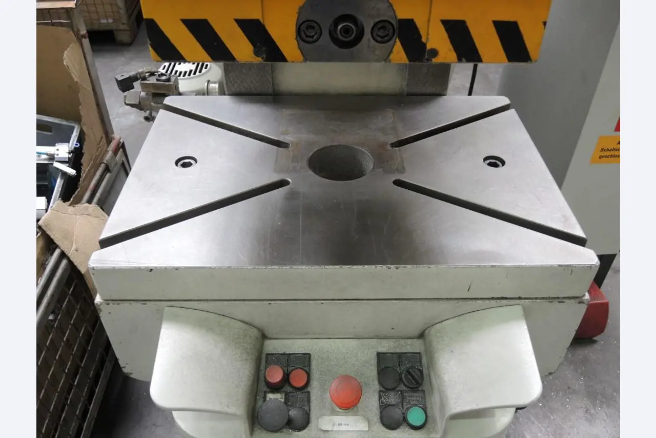 Chapas metálicas e máquinas para trabalhar metais<br><font size="2">Colaboração com Hilco Industrial Acquisitions bv</font><br><img src="/images/hil.png"><br>-5