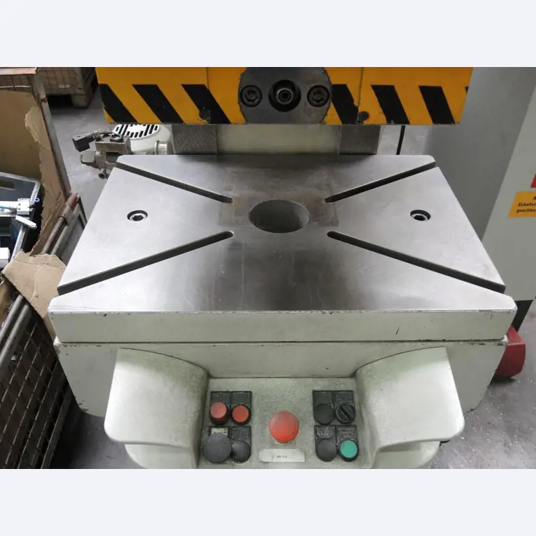 Chapas metálicas e máquinas para trabalhar metais<br><font size="2">Colaboração com Hilco Industrial Acquisitions bv</font><br><img src="/images/hil.png"><br>-5