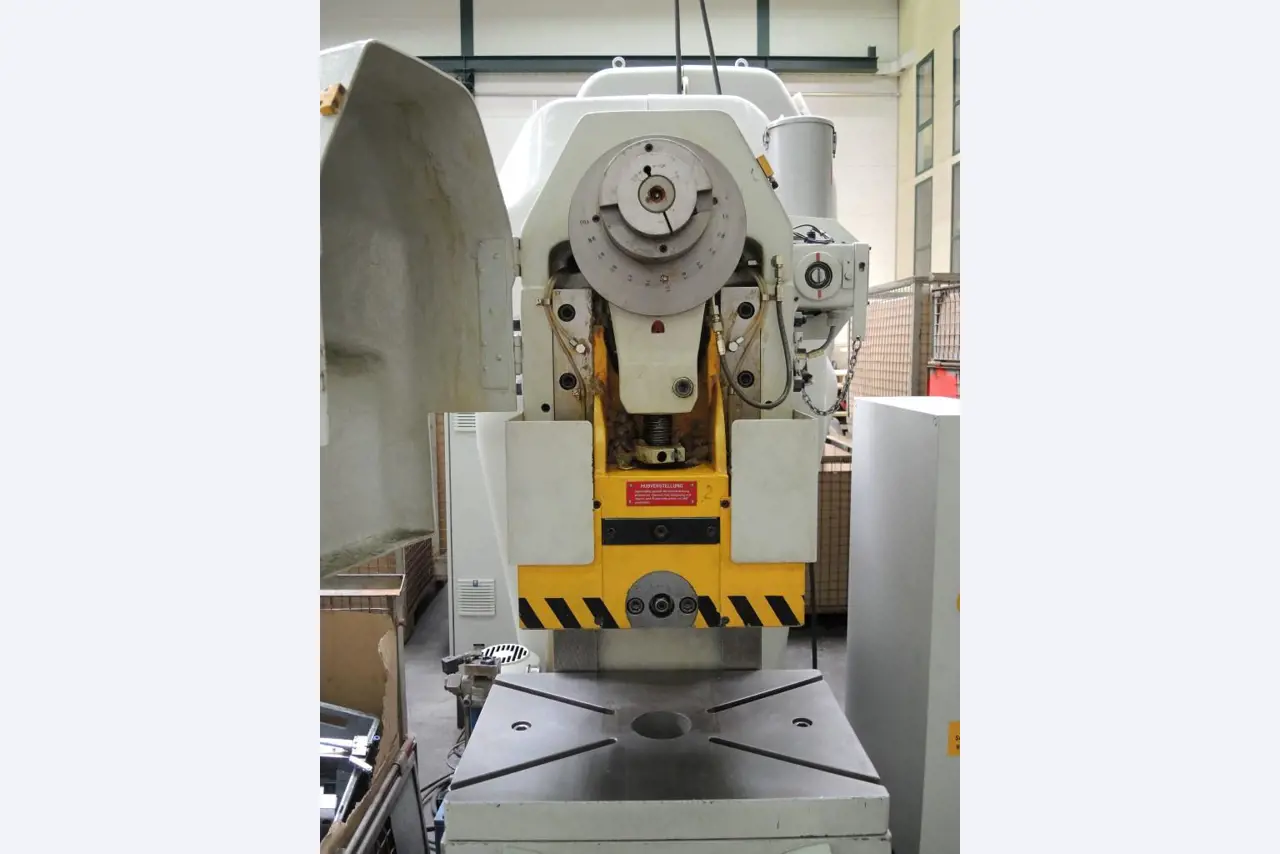 Chapas metálicas e máquinas para trabalhar metais<br><font size="2">Colaboração com Hilco Industrial Acquisitions bv</font><br><img src="/images/hil.png"><br>-8