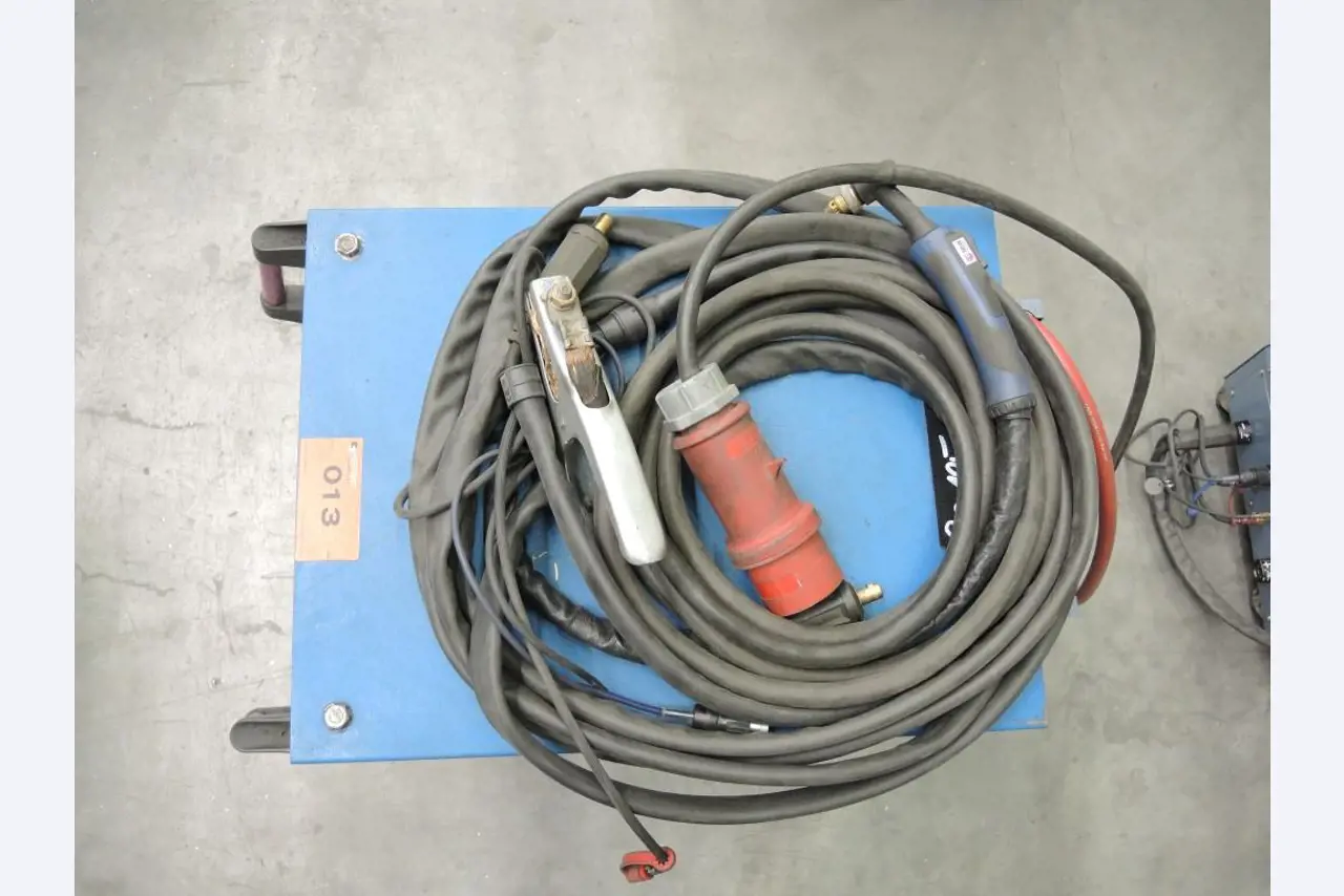 Chapas metálicas e máquinas para trabalhar metais<br><font size="2">Colaboração com Hilco Industrial Acquisitions bv</font><br><img src="/images/hil.png"><br>-5