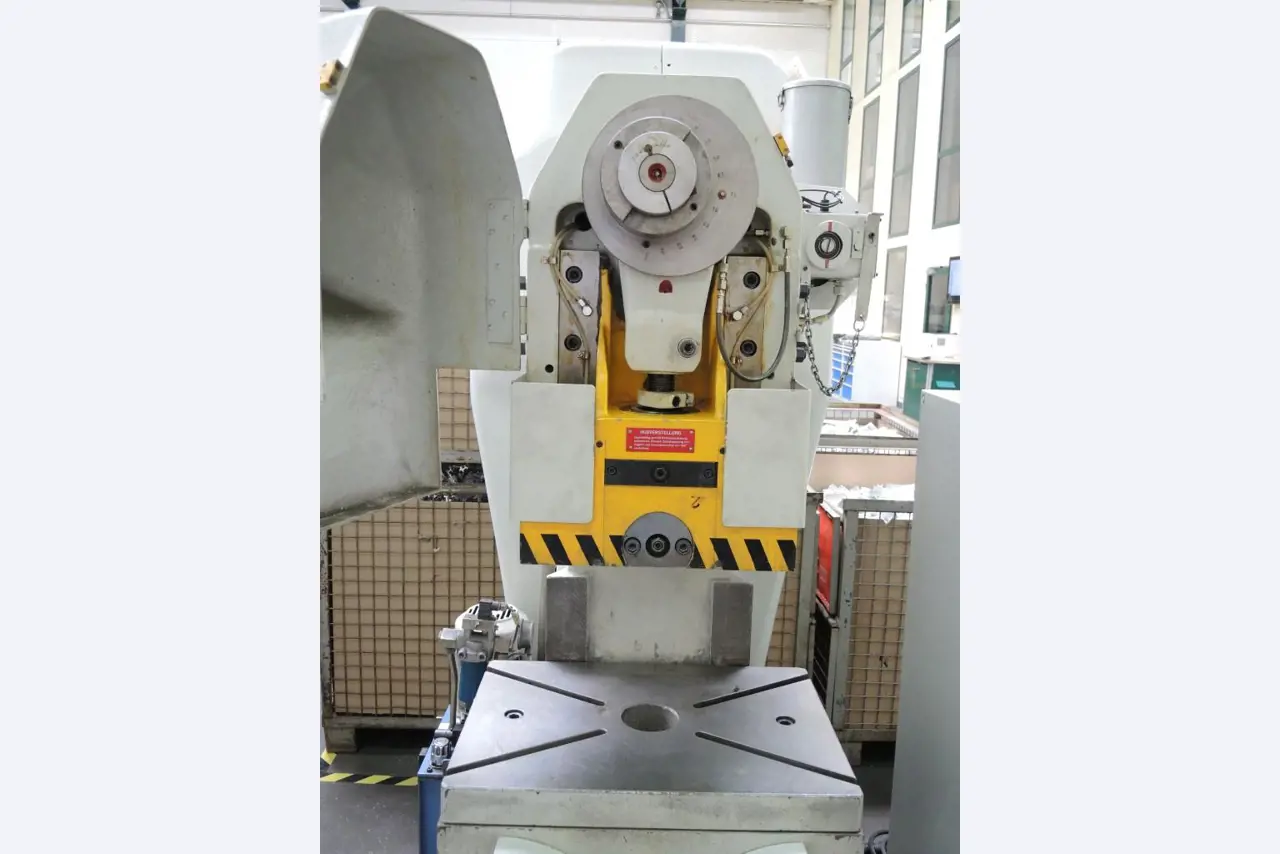 Chapas metálicas e máquinas para trabalhar metais<br><font size="2">Colaboração com Hilco Industrial Acquisitions bv</font><br><img src="/images/hil.png"><br>-2