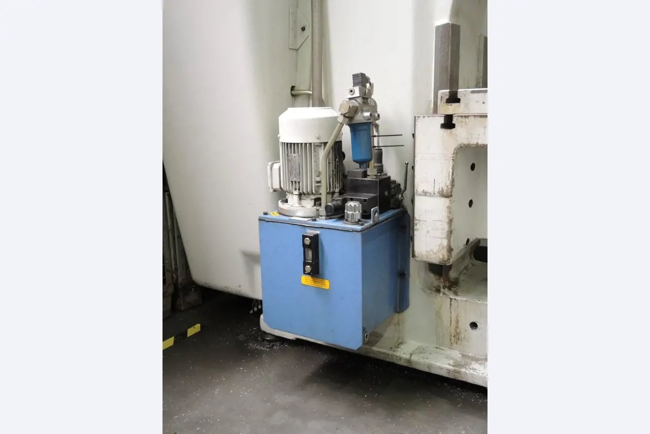 Chapas metálicas e máquinas para trabalhar metais<br><font size="2">Colaboração com Hilco Industrial Acquisitions bv</font><br><img src="/images/hil.png"><br>-5