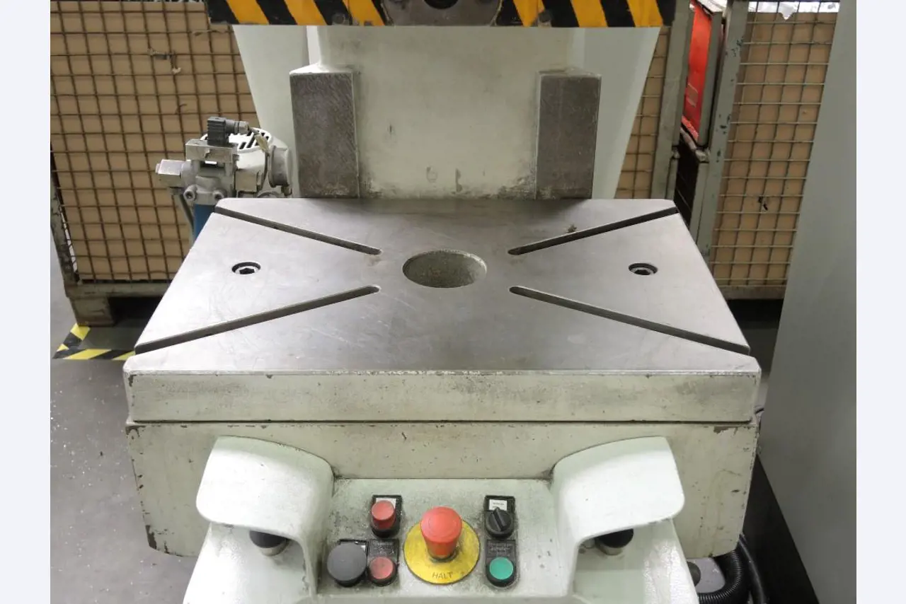 Chapas metálicas e máquinas para trabalhar metais<br><font size="2">Colaboração com Hilco Industrial Acquisitions bv</font><br><img src="/images/hil.png"><br>-6