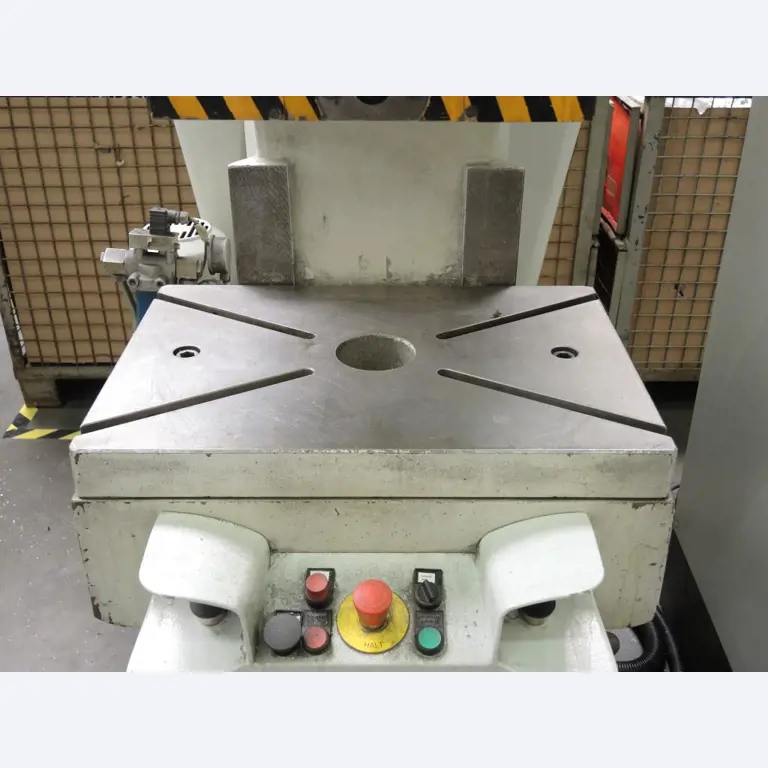 Chapas metálicas e máquinas para trabalhar metais<br><font size="2">Colaboração com Hilco Industrial Acquisitions bv</font><br><img src="/images/hil.png"><br>-6